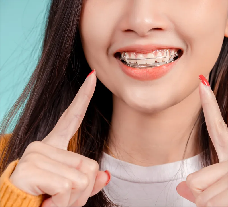 Paciente joven feliz con su tratamiento de ortodoncia