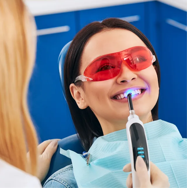 Blanqueamiento dental con luz LED